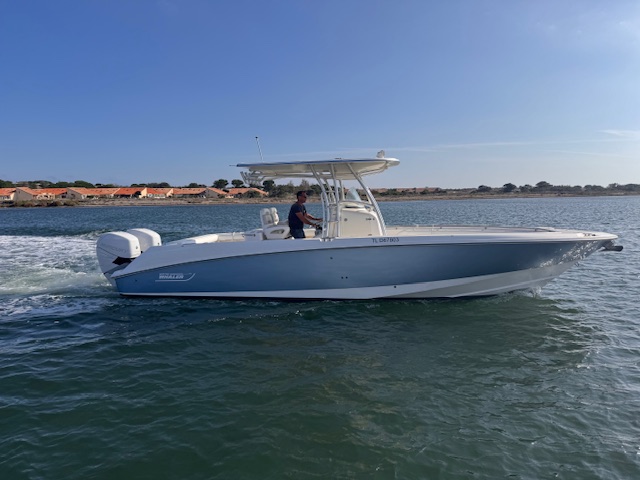 slider 12 Boston Whaler  320 Outrage